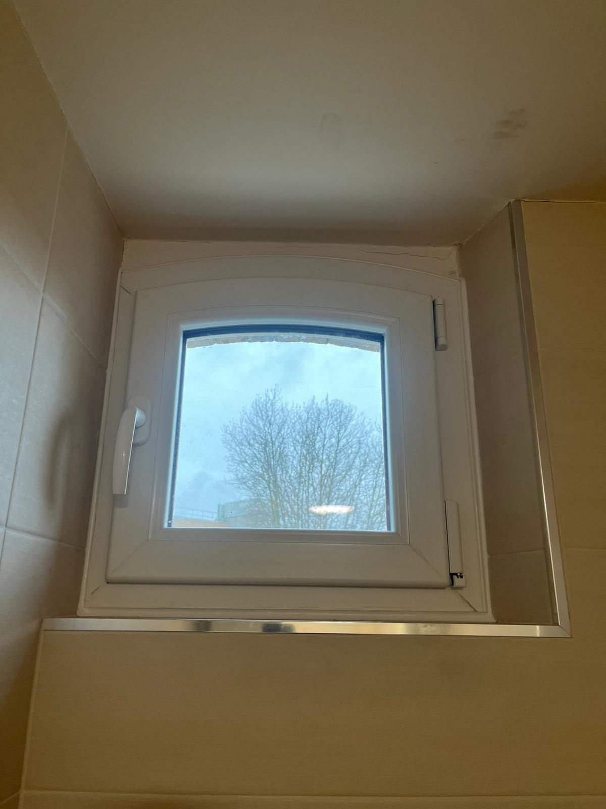 Fenêtre coulissante en aluminium noir avec grande baie vitrée offrant une vue panoramique